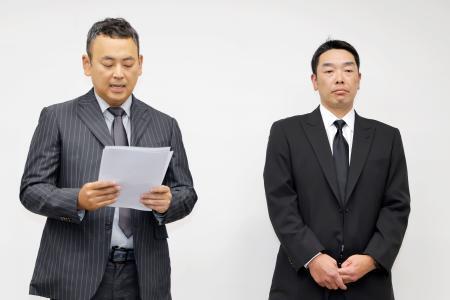 　取材に応じるプロ野球巨人の阿部慎之助前監督。左は長女の手紙を読む代理人＝２６日午前、東京・大手町