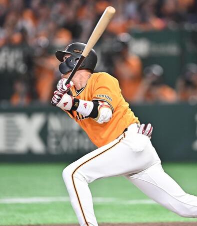８回、中犠飛を放つ坂本（撮影・開出牧）