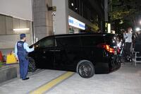 阿部慎之助容疑者が勾留されている渋谷警察署に入る車