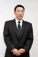 辞任を表明するプロ野球巨人の阿部慎之助監督＝26日午前、東京・大手町