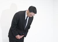 会見で頭を下げる阿部慎之助氏