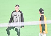 試合前の練習に現れ小林誠司（右）と言葉を交わす巨人・坂本勇人（撮影・開出牧）