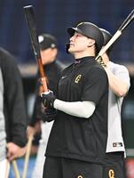 フリー打撃の合間にバッドを見つめる丸（撮影・開出牧）