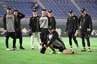 試合前の練習でノックを受ける大勢（手前）ら巨人の投手陣（撮影・開出牧）