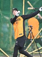 フリー打撃の合間に素振りをする松本（撮影・開出牧）