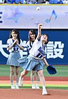 セレモニアピッチを務める≠ＭＥの桜井もも（撮影・持木克友）