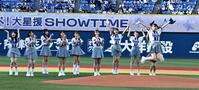 セレモニアピッチでノーバン投球し、跳び上がって喜ぶ≠ＭＥの桜井ももとメンバー（撮影・持木克友）