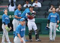 シートノックを終えたレイエスに抱きつかれ笑顔を見せる伏見（撮影・立川洋一郎）