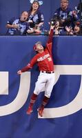 １回、鵜飼の右飛を好捕する佐藤