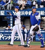 １回、山中に適時打を打たれた平良（左）＝撮影・持木克友