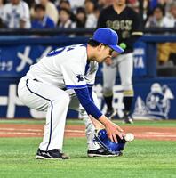 ５回、宗の打球を処理する平良（撮影・持木克友）