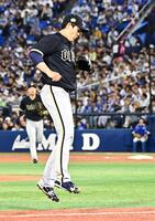 ４回、ＤｅＮＡ打線を３者凡退に仕留めジャンプしながらベンチに引き上げる九里（撮影・持木克友）