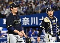 ８回、ＤｅＮＡ打線を３人で仕留め若月（右）とベンチに向かう九里（撮影・持木克友）