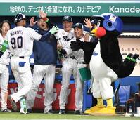 ９回、起死回生の同点ソロを放ったモンテル（左）を大喜びで迎える池山監督（中央）＝撮影・佐藤厚