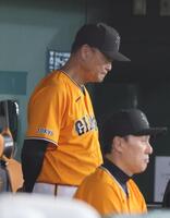 ４回、ベンチで厳しい表情を見せる橋上監督代行