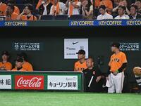３回、則本がソフトバンク打線に捕まり沈む橋上監督代行（右から３人目）ら巨人ベンチ（撮影・開出牧）