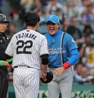 藤川監督（２２）とメンバー表の交換をする新庄監督（撮影・西田忠信）