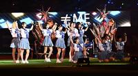 グラウンドでミニライブを行う≠ＭＥ（撮影・持木克友）