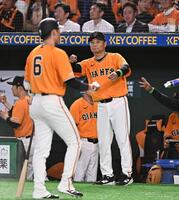 ８回、代打を告げる橋上監督代行（後方）。手前は代打の坂本（撮影・開出牧）