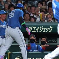 ６回、先制ソロのレイエス（左）を迎える新庄監督（撮影・西田忠信）