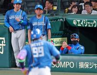 ６回、レイエスが先制ソロを放ち、手をたたいて喜ぶ新庄監督（右）＝撮影・立川洋一郎