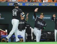 ３回、３ランを放った栗原（左）を迎える小久保監督
