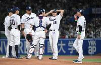 ７回、打者・渡部を迎え、ナインにハッパを掛ける池山監督（右）＝撮影・佐藤厚