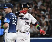 ７回、サンタナは左前にチーム初安打を放つ（撮影・佐藤厚）