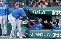 ６回、先制ソロを放ったレイエス（手前）とタッチを交わす新庄監督（撮影・立川洋一郎）