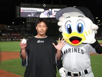 お立ち台でポーズをとる八木（左）＝撮影・北村雅宏