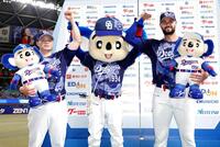 ヒーローインタビューを終え、ポーズをとる細川（左）とマラー