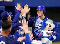 ２回、先制ソロを放ち、ナインに迎えられる細川