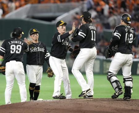 　巨人に勝利し、タッチを交わすソフトバンクナイン＝東京ドーム