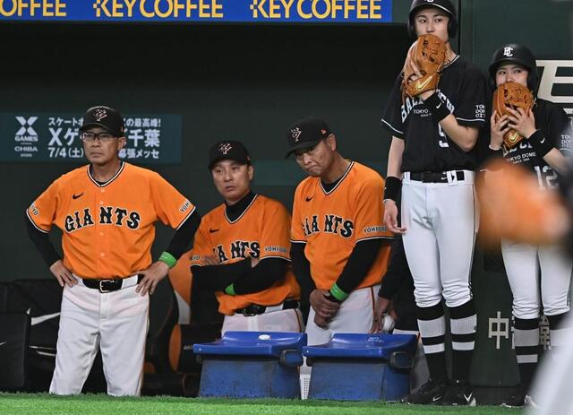 ５回、若林が空振り三振に倒れ、ベンチで冴えない表情の（左から）川相コーチ、イ・スンヨプコーチ、橋上監督代行（撮影・開出牧）