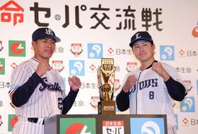 　ポーズをとる山野（左）と渡部