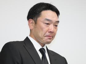 会見で涙を流す阿部慎之助氏