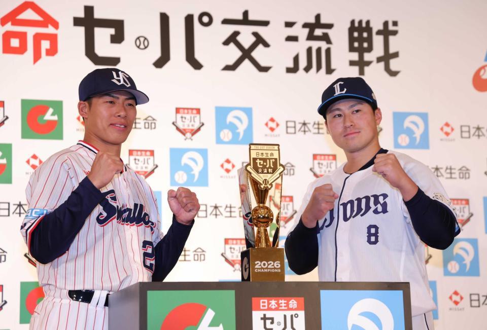　ポーズをとる山野（左）と渡部