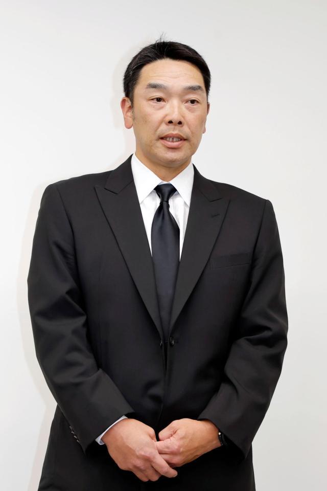 辞任を表明するプロ野球巨人の阿部慎之助監督＝26日午前、東京・大手町