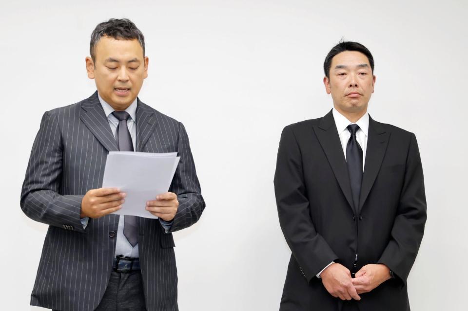 取材に応じるプロ野球巨人の阿部慎之助監督。左は長女の手紙を読む代理人