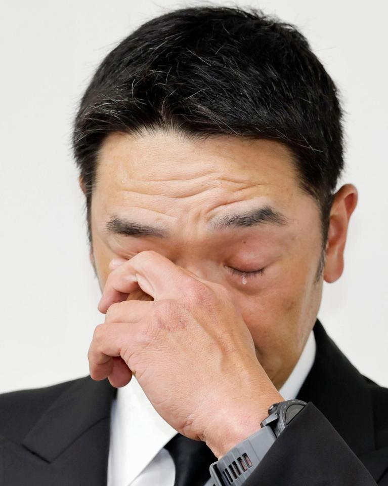 取材対応で涙を流すプロ野球巨人の阿部慎之助監督