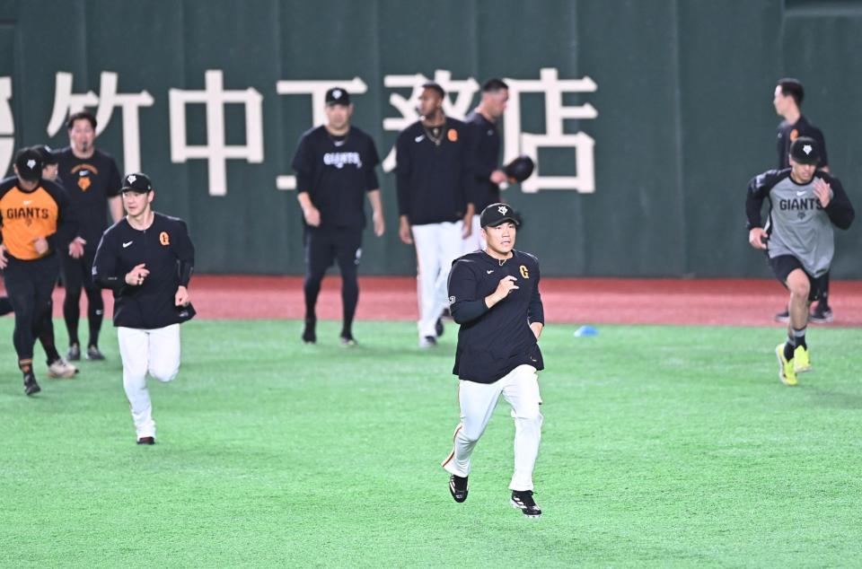 試合前、外野でダッシュをする則本（手前）ら巨人の投手陣（撮影・開出牧）