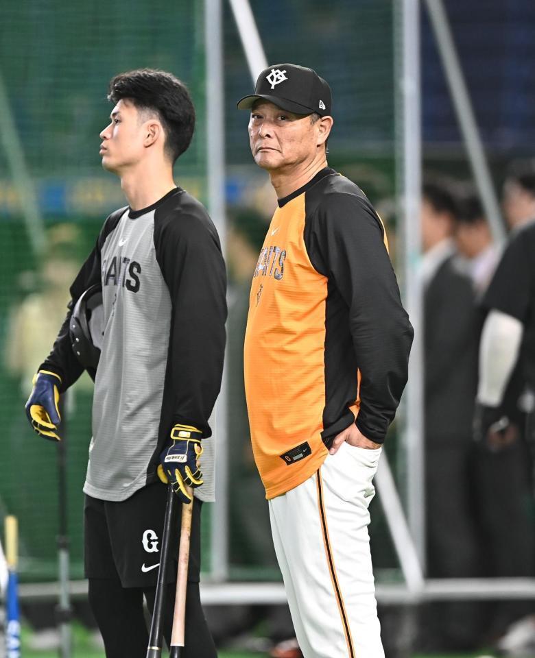 試合前の練習を見守る橋上監督代行（撮影・開出牧）