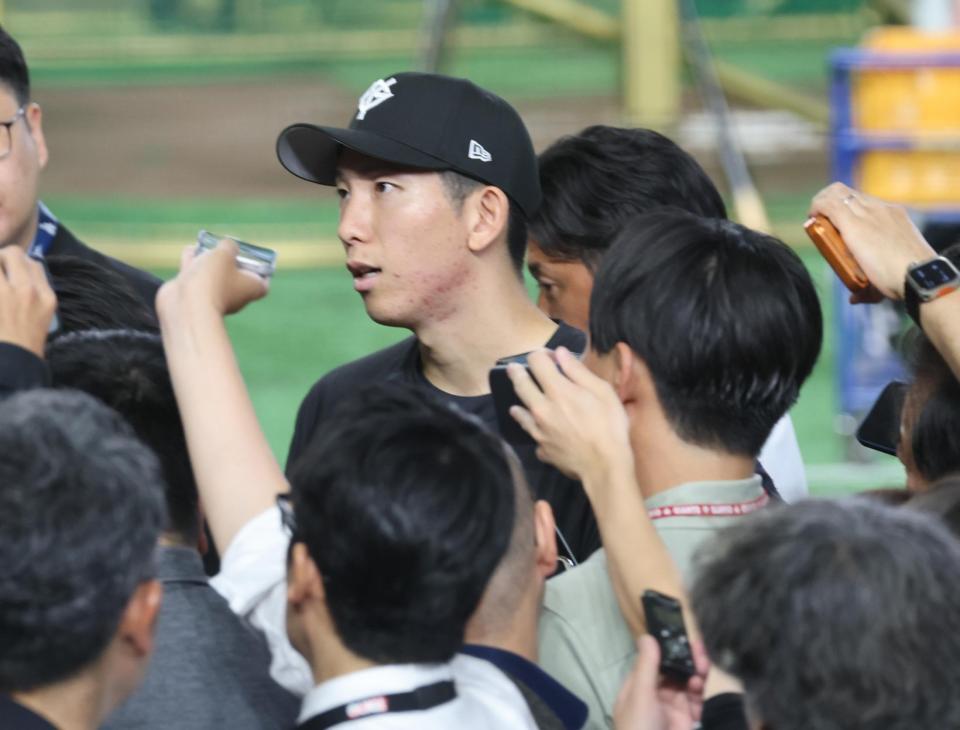 練習後、報道陣の質問に答える戸郷