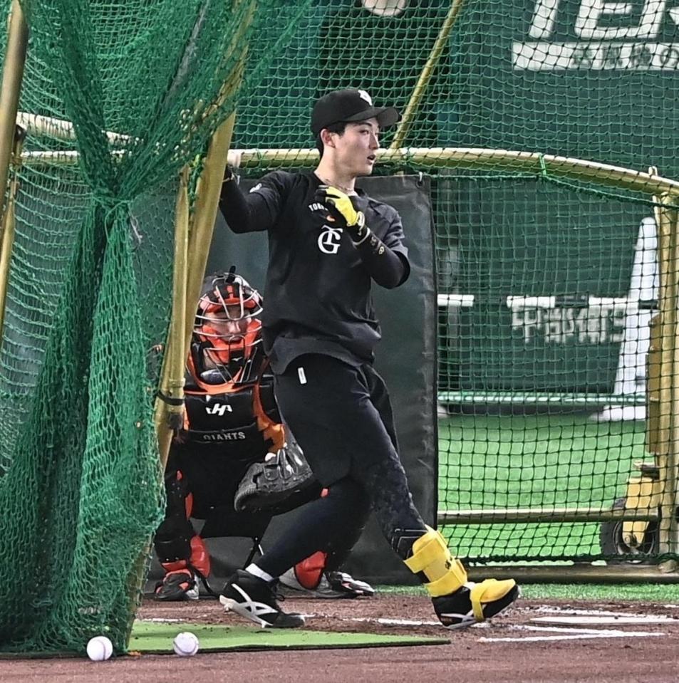 試合前の練習でフリー打撃を行う巨人・浦田俊輔（撮影・開出牧）