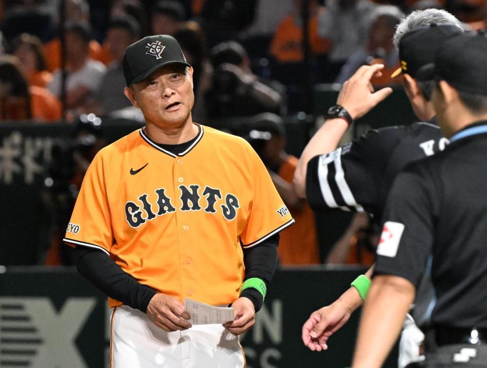 メンバー表の交換を行う橋上監督代行
