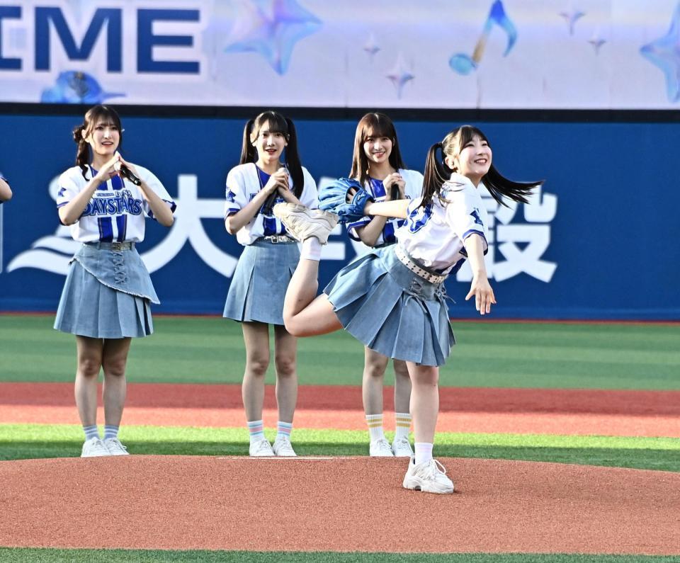 セレモニアピッチを務める≠ＭＥの桜井もも（撮影・持木克友）