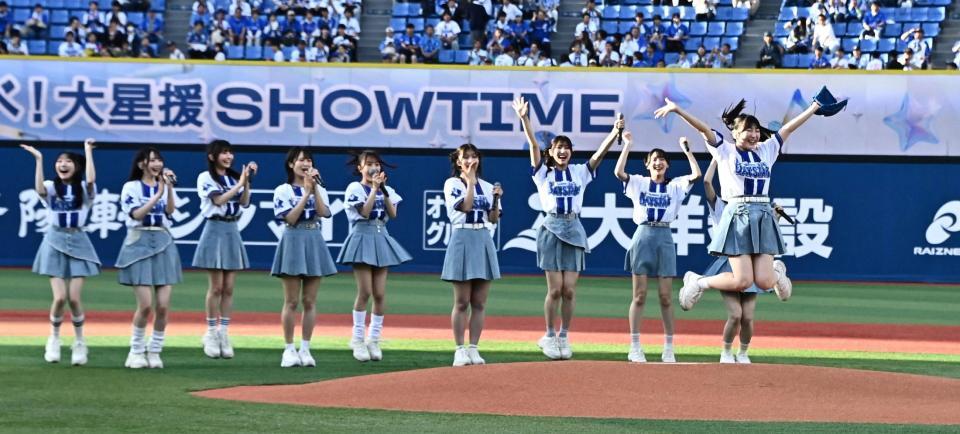 セレモニアピッチでノーバン投球し、跳び上がって喜ぶ≠ＭＥの桜井ももとメンバー（撮影・持木克友）