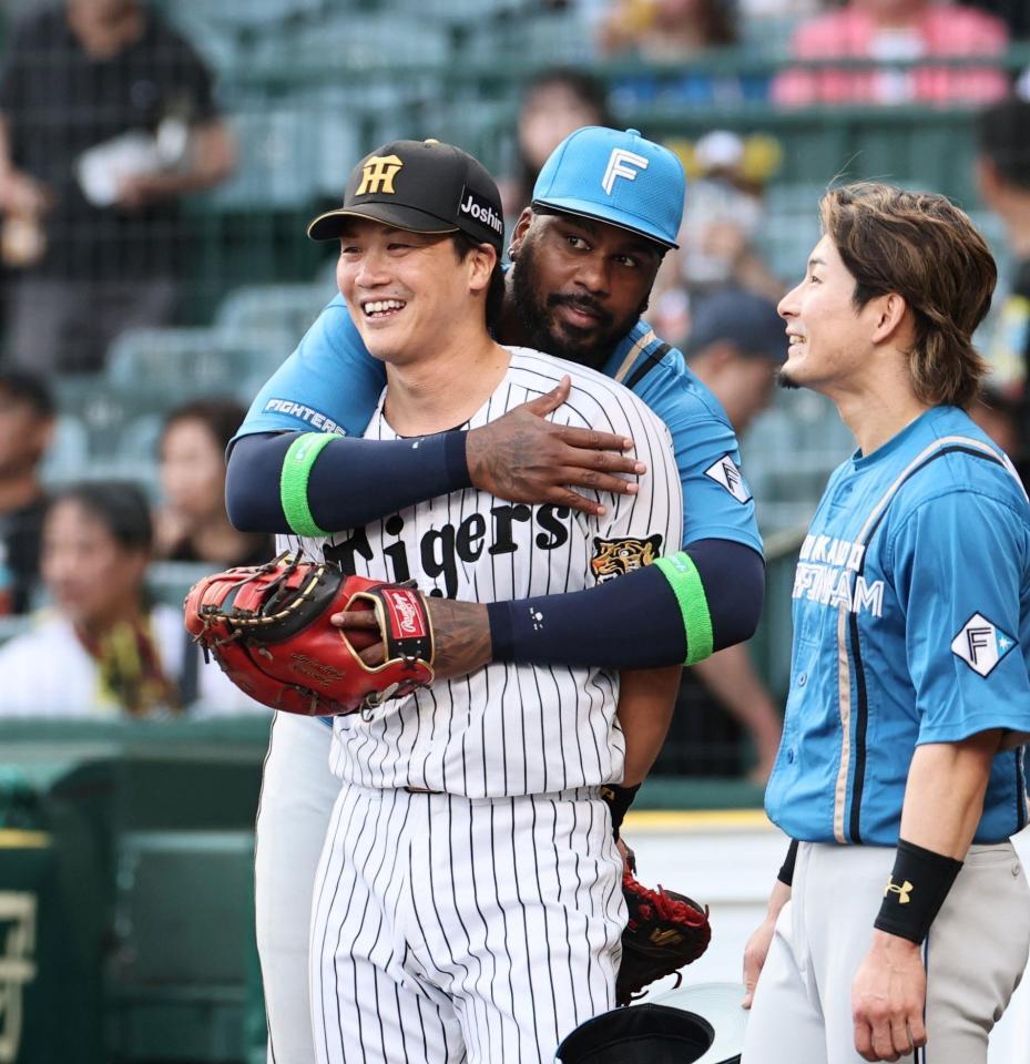 　レイエスに抱きつかれ笑顔を見せる伏見（撮影・田中太一）
