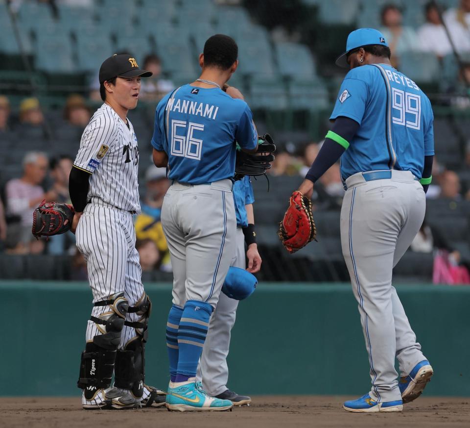 （右から）レイエス、万波中正と言葉を交わす伏見（撮影・西田忠信）
