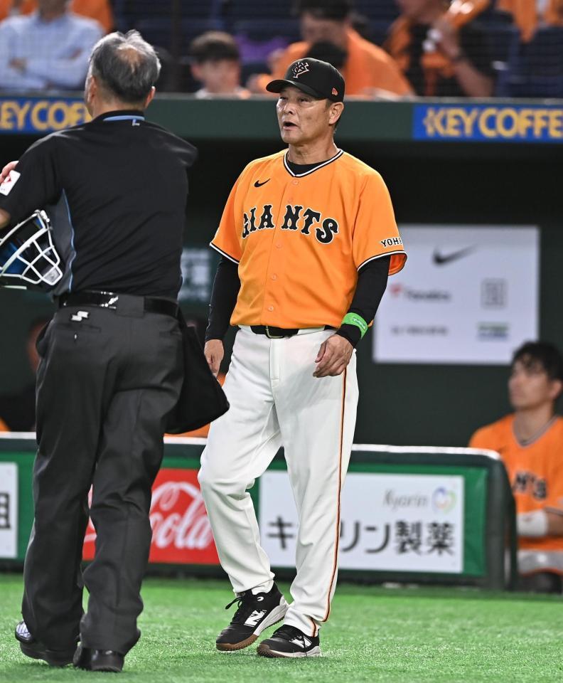 ６回、投手交代を告げる橋上監督代行（撮影・開出牧）